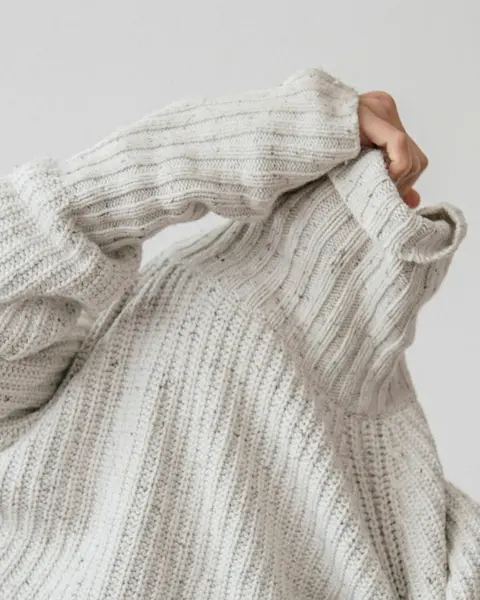 Sweter z grubym splotem Mleko – detal